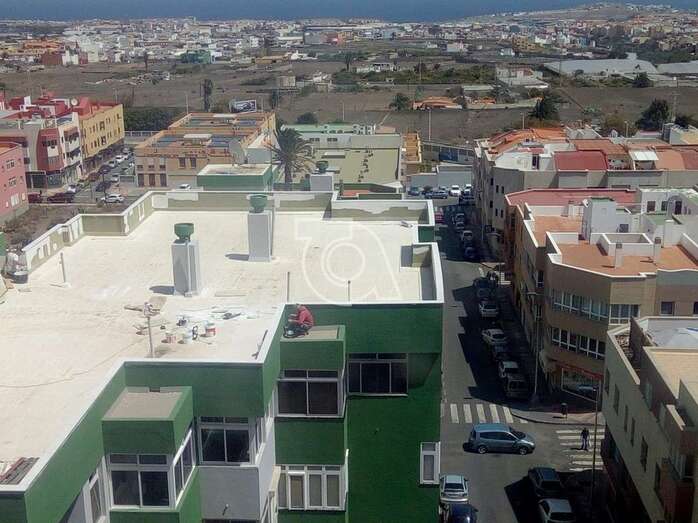 Un operario trabajando en las alturas del edificio Yaiza sin ningún tipo de protección (Foto TA)